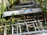 une structure métallique posée au sol