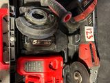une boîte à outils avec des outils sur une table