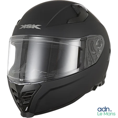 le casque est noir et comporte un étau transparent