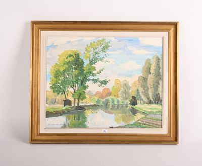 une peinture à l'huile représentant une rivière et des arbres, dans un cadre doré