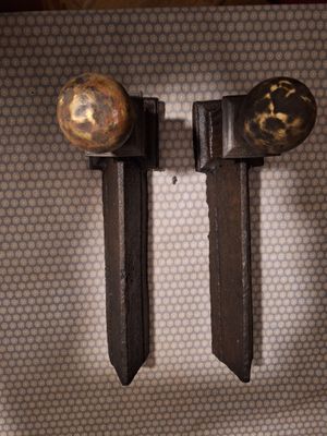 paire de poignées de porte anciennes en bois avec des boutons en laiton en forme de boule