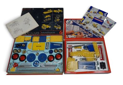 une boîte de jouets de construction posée sur une table