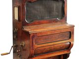 un vieux piano en bois surmonté d'une vitrine