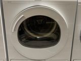 un lave-linge et un sèche-linge empilés l'un sur l'autre