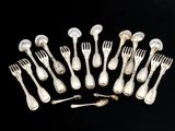un ensemble de fourchettes et de cuillères est disposé en cercle