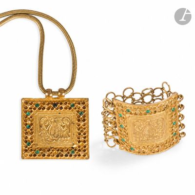 deux bijoux en or et émeraude, dont l'un est un pendentif et l'autre une bague