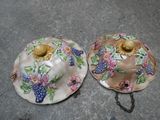 deux assiettes posées par terre, ornées de fleurs et de raisins