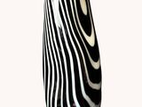 un vase noir et blanc orné d'un motif noir et blanc
