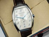 une montre qui se trouve dans une boîte sur une table