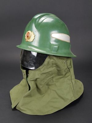 un gros plan d'un casque sur la tête d'un mannequin