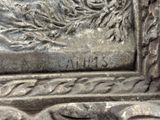un gros plan sur une sculpture métallique représentant un oiseau