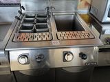plan de travail en acier inoxydable équipé de deux friteuses et de deux fours à micro-ondes