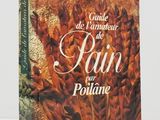 un livre sur lequel figure l'image d'un tas de feuilles brunes