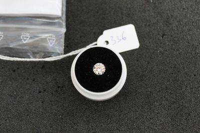 une petite bague noire et blanche sertie d'un diamant