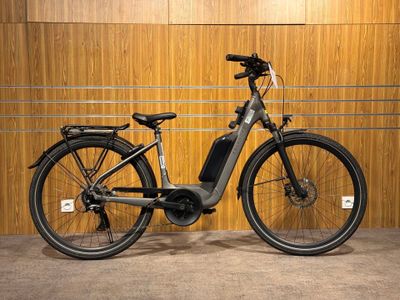 le vélo électrique est garé devant un mur en bois