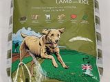 un gros plan sur un sac de croquettes pour chien posé sur une surface blanche