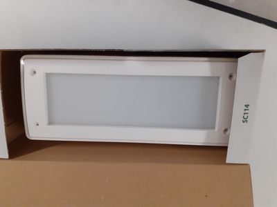 une boîte avec une lumière à l'intérieur, posée sur une table