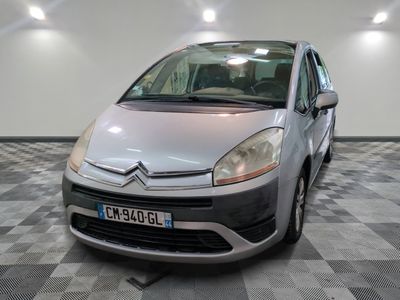 la petite voiture argentée est garée sur un carrelage à carreaux