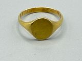 une image d'une chevalière en or sur une surface blanche
