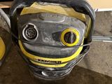 une photo d'un aspirateur jaune et noir dans un garage
