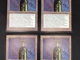 quatre cartes sur lesquelles figure l'image d'une bouteille de vin