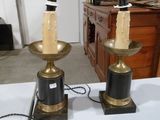 deux bougies posées sur une table dans une pièce