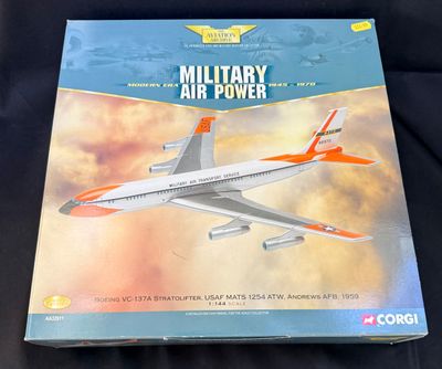 la boîte est ouverte pour montrer la maquette d'un avion de la force aérienne militaire