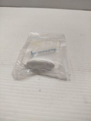 un sac en plastique contenant une brosse à dents, posé sur une table
