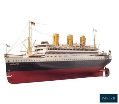 une photo d'une maquette de bateau posée sur un socle