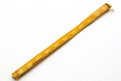 une règle en bois posée sur une surface blanche