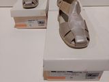 deux paires de chaussures exposées sur une table