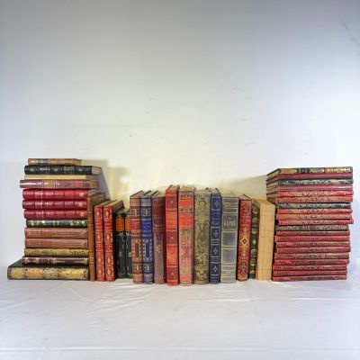 beaucoup de livres empilés les uns sur les autres sur une table