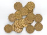 une pile de pièces d'or sur une surface blanche