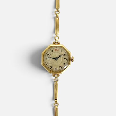 une image montrant un gros plan d'une montre-bracelet attachée à une chaîne