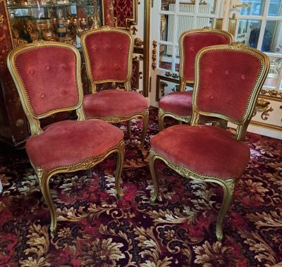 SUITE DE QUATRE CHAISES en bois redoré reposant sur quatre p…