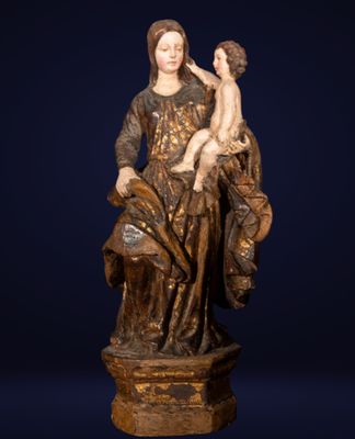 une statue représentant une femme tenant un enfant sur ses genoux