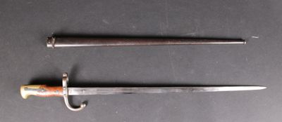 un vieux couteau et un petit couteau posés sur une surface noire