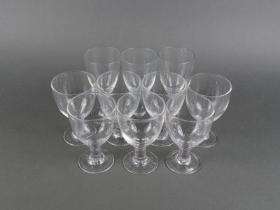 six verres à vin transparents empilés les uns sur les autres sur une table