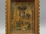 une image représentant Jésus dans une cage, dans un cadre en bois