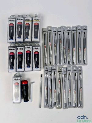 un grand nombre d'outils posés sur la table