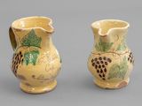paire de vases en céramique ornés de raisins peints sur un fond gris