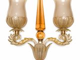 une paire d'appliques murales en or et en verre transparent sur fond blanc