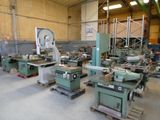 de nombreuses machines qui sont entreposées dans un bâtiment