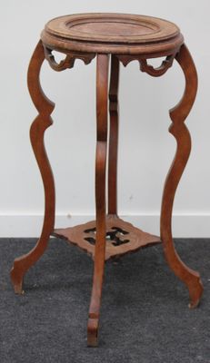 une image représentant une table en bois sur laquelle est posé un plateau