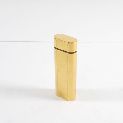 briquet de forme rectangulaire posé sur une surface blanche
