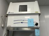un four blanc sur lequel est collé un autocollant bleu