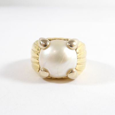 une image représentant une bague en or sertie d'une perle blanche
