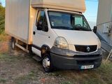 un camion garé dans l'herbe près d'une maison