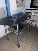 Un banc à poisson sur roulettes, en L. (photo 2)