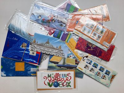 de nombreux modèles de cartes de Noël disposés sur la table
